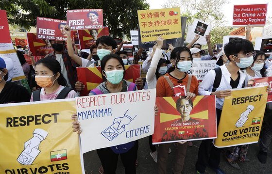 14일(현지시간) 미얀마 시위대가 양곤에 위치한 미얀마 주재 중국 대사관 앞에서 중국의 군부 지원 의혹을 제기하며 항의하고 있다.[EPA=연합뉴스]