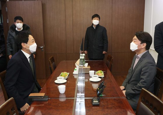 국민의당 안철수 대표와 무소속 금태섭 전 의원이 '제3지대' 단일화 방식을 협상하기 위해 4일 오후 서울 여의도 국회 의원회관에서 회동하고 있다. 연합뉴스