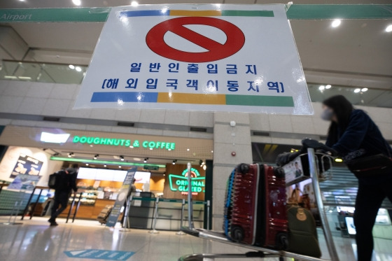 지난 7일 오후 인천국제공항 제1여객터미널에서 해외입국자들이 공항을 나서고 있다./사진=뉴스1