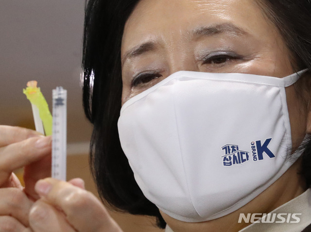 [서울=뉴시스]김명원 기자 = 박영선 중소벤처기업부 장관이 19일 오전 서울 종로구 정부서울청사 합동브리핑실에서 코로나19 백신 주사기을 들어보이며 설명하고 있다. 박영선 장관은 "풍림파마텍, 최소주사잔량(LDS 4μL) 기술을 적용하여 백신 1병당 6회분(일반주사기 5회분) 이상 주사가 가능한 코로나19 백신주사기 생산체계 구축했다고 밝혔다.  2021.01.19. kmx1105@newsis.com