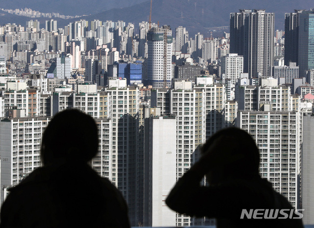 [서울=뉴시스]김병문 기자 = 전세 매물 부족 여파로 서울 아파트 전셋값이 82주 연속 상승을 이어가고 있는 24일 오후 서울 송파구 롯데월드타워 전망대 서울스카이에서 서울 시내 아파트 단지가 보이고 있다. 2021.01.24. dadazon@newsis.com