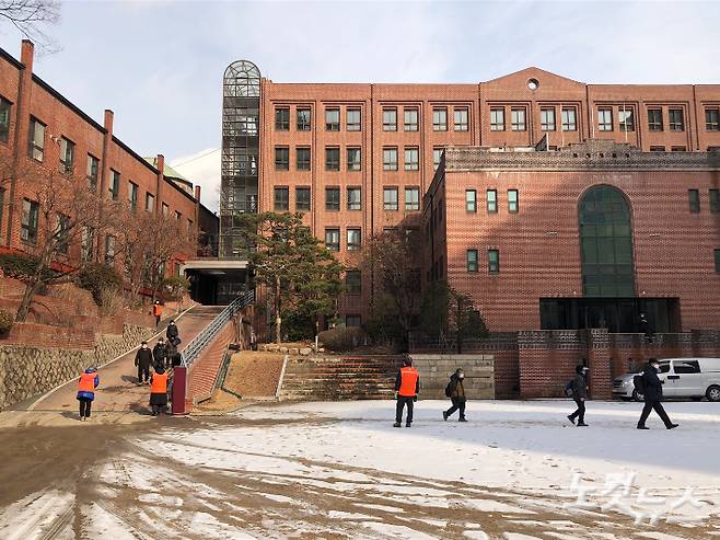 지난 5일 자원봉사자들이 '명동밥집'을 찾은 손님들을 대기장소로 안내하고 있다. 이은지 기자