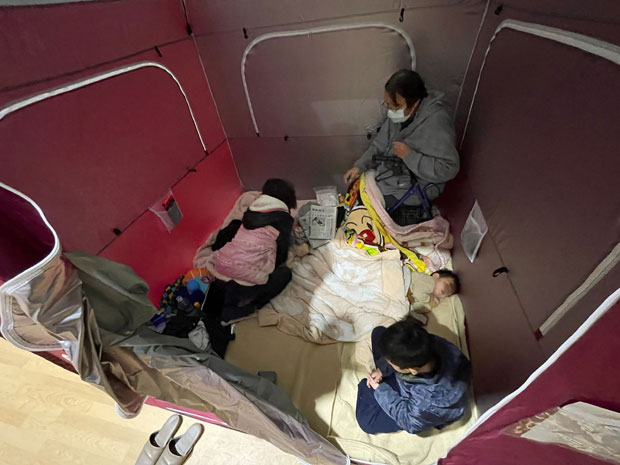 후쿠시마현 미나미소마 이재민이 인근에 마련된 대피소 이동한 모습./사진=AFP 연합뉴스