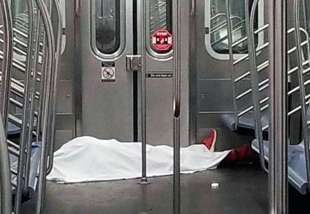 코로나19 이후 승객 이용률이 급감한 뉴욕지하철은 노숙인 천지다. 관련 범죄도 그대로거나 오히려 증가했다. 지난해 뉴욕 맨해튼 브로드웨이 인근 168번가 역에서는 한 노숙자가 갑자기 쓰러져 사망했다./사진=뉴욕일간지 데일리뉴스