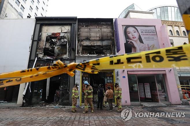 서울 명동 화장품 매장서 화재 (서울=연합뉴스) 이지은 기자 = 설 연휴 마지막 날인 14일 오전 4시 57분께 서울 중구 명동 화장품 매장에서 화재가 발생해 3시간여 만에 진화됐다. 소방에 따르면 화재 당시 건물 안에 머물던 사람은 없어 인명피해는 발생하지 않았다. 사진은 화재가 발생한 매장. 2021.2.14 jieunlee@yna.co.kr