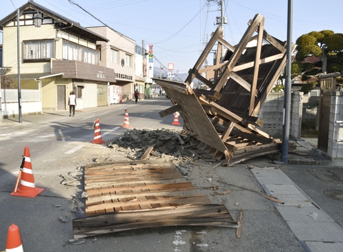 일본 후쿠시마 앞바다 지진으로 쓰러진 목조 시설물 (후쿠시마 교도=연합뉴스) 13일 오후 일본 후쿠시마(福島)현 앞바다에서 발생한 규모 7.3의 지진으로 인해 후쿠시마현의 한 목조 시설물이 쓰러져 있다.