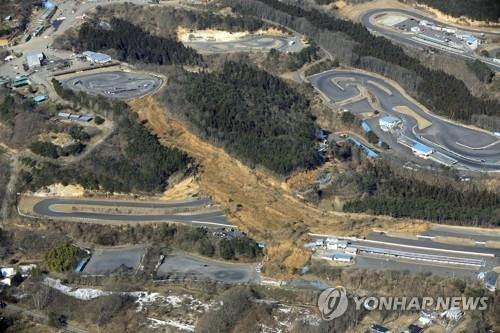 일본 후쿠시마 앞바다 강진…산사태로 흙에 묻힌 도로 [로이터=연합뉴스]