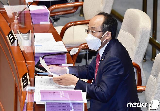 추경호 국민의힘 의원 서울 여의도 국회 예결위 회의장에서 열린 2021년도 정부 예산안 관련 전체회의에서 홍남기 부총리 사의표명 관련 의사진행발언을 하고 있다. 2020.11.4/뉴스1 © News1 성동훈 기자