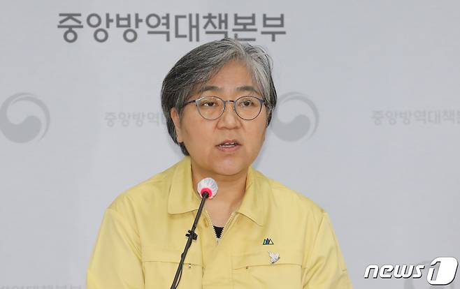 정은경 질병관리청장이 15일 충북 청주시 오송읍 질병관리청 브리핑실에서 코로나19 예방접종 시행 관련 내용을 설명 하고 있다./뉴스1 © News1 장수영 기자