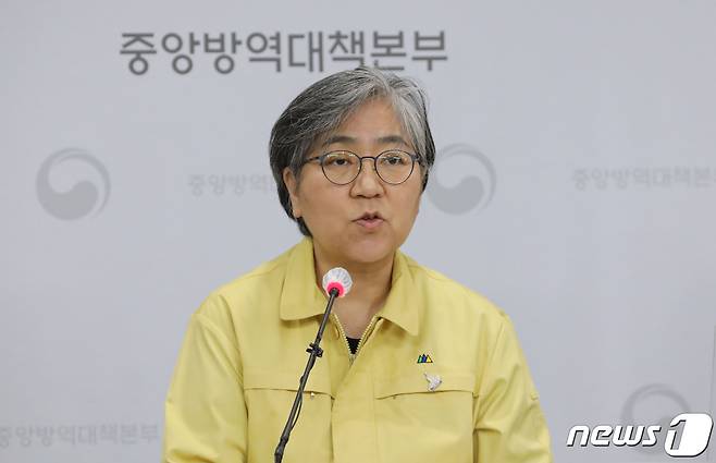 정은경 질병관리청장이 15일 충북 청주시 오송읍 질병관리청 브리핑실에서 코로나19 예방접종 시행 관련 내용을 설명 하고 있다. /뉴스1 © News1 장수영 기자