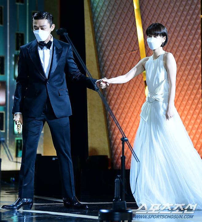 제41회 청룡영화상 시상식이 9일 오후 인천 파라다이스시티에서 열렸다. 인기스타상을 수상한 유아인, 정유미가 함께 손을 잡고 무대에 오르고 있다. 인천=정재근 기자 cjg@sportschosun.com/2021.02.09/