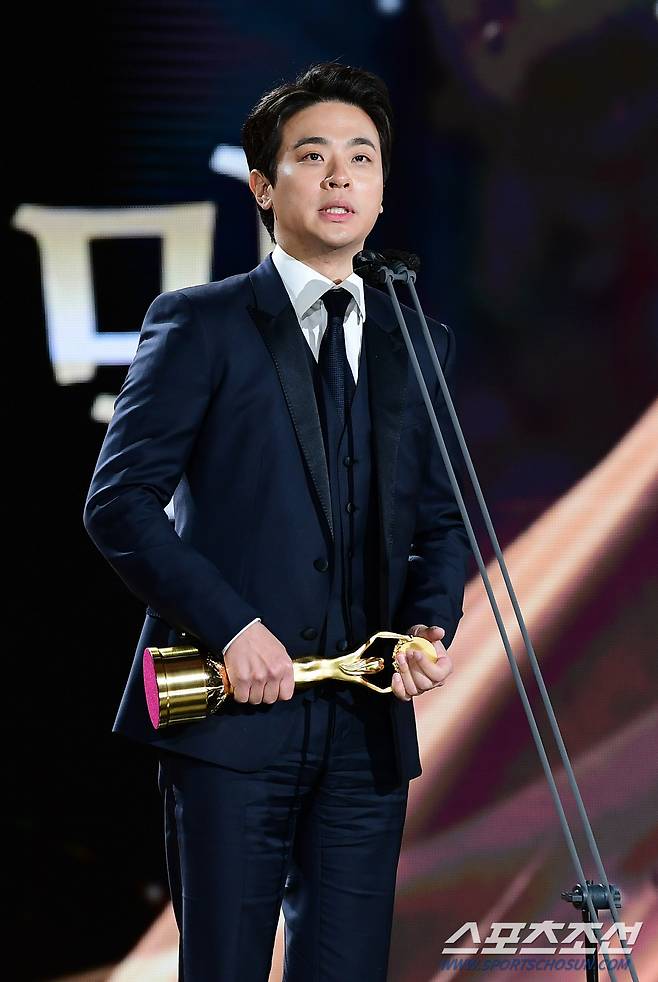 제41회 청룡영화상 시상식이 9일 오후 인천 파라다이스시티에서 열렸다. 남우조연상을 수상한 박정민이 수상소감을 말하고 있다. 인천=정재근 기자 cjg@sportschosun.com/2021.02.09/