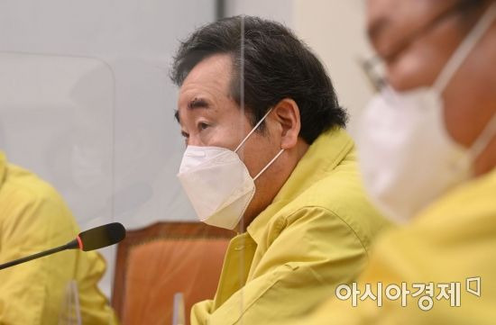 이낙연 더불어민주당 대표가 15일 국회에서 열린 최고위원회의에 참석, 모두발언을 하고 있다./윤동주 기자 doso7@