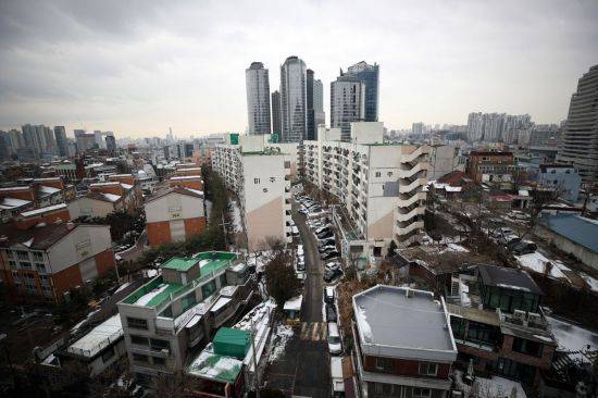 국토교통부와 서울시, 용산구는 지난 5일 '서울역 쪽방촌 주거환경 개선을 위한 공공주택 및 도시재생 사업' 추진계획을 발표했다. 사진은 이날 서울 용산구 동자동 후암특별계획구역 1구역 1획지 일대 모습.  <사진=연합뉴스>