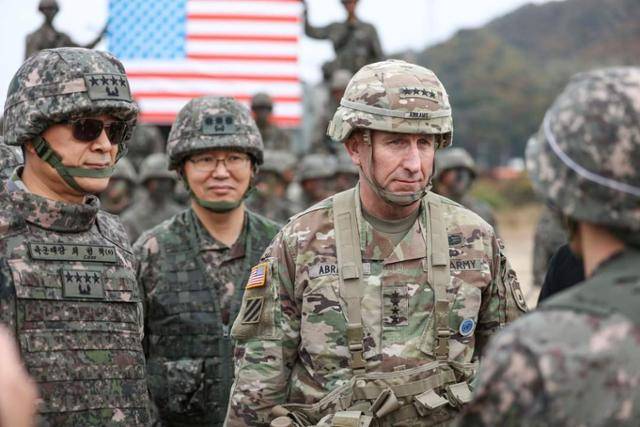 로버트 에이브럼스 주한미군사령관이 2019년 10월 경기 포천 미 8군 사격장에서 실시된 실사격 훈련을 참관하고 있다. 주한미군 제공