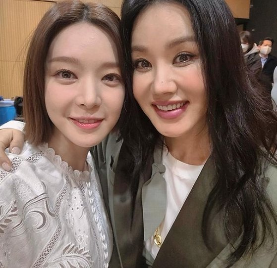 Singer and Actor Uhm Jung-hwa has revealed her affection for On and Off member Park Choa.Uhm Jung-hwa posted an article on his SNS on the 15th, Park Choa Joa (like) and a picture.The photo was released on the morning of the morning, and the TVN entertainment On and Off Season 2 production presentation Celebratory photo. Uhm Jung-hwa and Park Choa pose affectionately and emit a warm-hearted senior chemistry.Fans who encountered the photos responded such as All Fighting, I waited and It is good to see.On the other hand, TVN entertainment On and Off, which has returned to the new season, is a private documentary entertainment that captures social me (ON) and personal me (OFF) in busy daily life with a new perspective.The first broadcast tomorrow (16th) at 10:30 p.m.