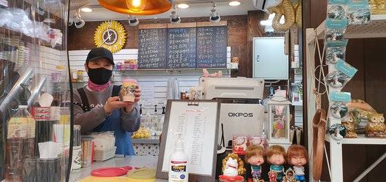 2001년 영화 '국제시장'으로 유명해진 잡화점 꽃분이네의 최근 모습. 문재인 정부 들어 급격한 최저임금 인상 등으로 어려움을 겪다 지난해 6월 잡화점을 접고 커피점으로 바꿨다고 했다. 장세정 기자