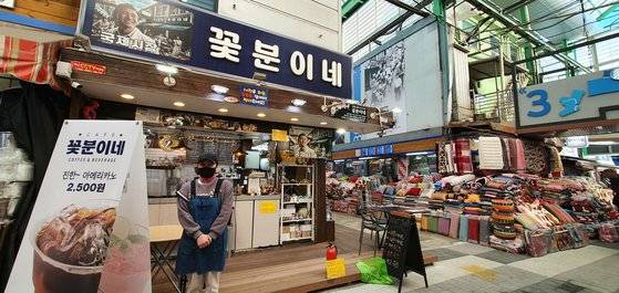 1426만명이 본 영화 '국제시장'에 등장하는 부산 국제시장 잡화점 꽃분이네의 최근 모습. 수십년간 잡화점이었던 가게는 영업이 어려워 지난해 6월 2500원에 아메리카노를 파는 커피점으로 전환했다. 문재인 정부의 급격한 최저임금 인상 등의 여파로 임대료 부담이 커진 떄문이라 한다. 직원 2명을 내보내고 주인 혼자 일하고 있다. 그 사이 서울과 부산 시장은 성추행 사건을 저질렀고 2차 가해는 계속되고 있다. 장세정 기자