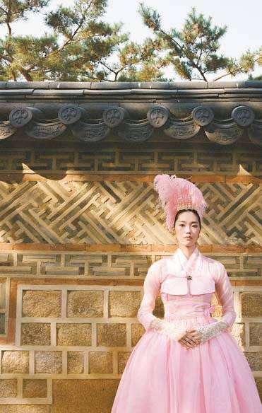 조선시대에 없던 티아라와 깃털 머리장식을 씌웠다. [사진 한국문화재재단]