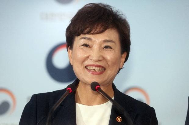 2017년 8월 2일 오후 정부서울청사에서 김현미 국토교통부 장관이 부동산 대책 발표 후 질문을 받던 중 웃음을 보이고 있다. 정부는 8월 3일부터 서울, 경기도 과천, 세종시를 투기과열지구로 지정해 주택 대출 한도가 축소되고 재건축·재개발 지위 양도가 대폭 제한됐다. (사진=연합뉴스)
