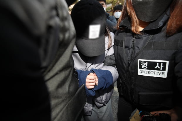 12일 경북 김천시 대구지방법원 김천지원에서 지난 10일 구미시 빌라에서 2세 여아가 숨진 채 발견된 사건과 관련해 아이의 어머니가 구속영장 실질심사를 받고 나오고 있다. 이날 오후 법원은 영장 심사 후 "도주 우려가 있다"며 살인 혐의를 받는 아이의 어머니를 구속했다. 사진=연합뉴스