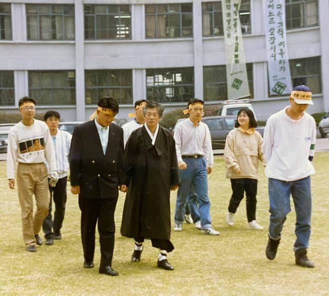 1994년 서울시 종로구에 있는 성균관대 교정에서 박용진 더불어민주당 의원과 백기완 선생이 집회를 마친 뒤 함께 걷고 있다. 박용진 페이스북