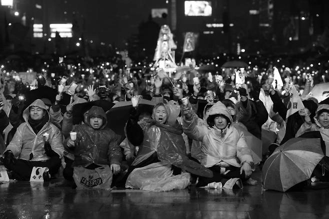 2017년, 여든다섯 살. 박근혜 정권의 국정농단 규탄과 퇴진을 촉구하는 범국민촛불집회. 비가 와도 눈이 내려도 백기완은 광장과 거리에 서길 주저하지 않았다. ⓒ채원희