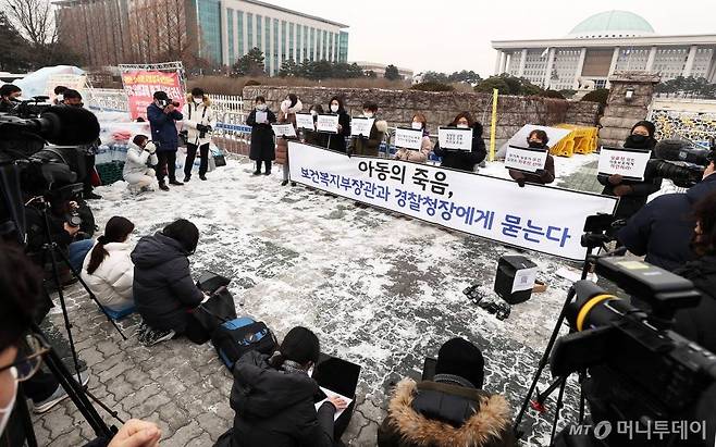 탁틴내일, 한국미혼모지원네트워크 등 아동인권단체 회원들이 11일 서울 여의도 국회의사당 정문 앞에서 '아동의 죽음, 보건복지부장관과 경찰청장에게 묻는다' 기자회견을 열고 발언하고 있다. / 사진=김휘선 기자 hwijpg@