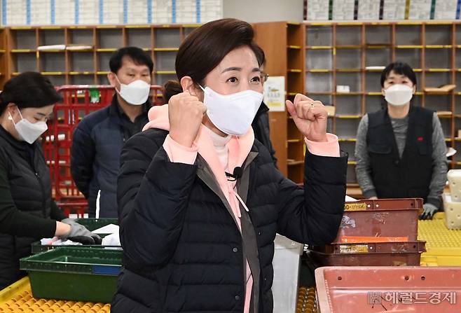 [헤럴드경제=이상섭 기자] 나경원 국민의힘 서울시장 예비후보가 9일 서울 중구 중앙우체국을 방문해 설날 배송 업무로 바쁜 집배원들을 격려하고 있다. babtong@heraldcorp.com