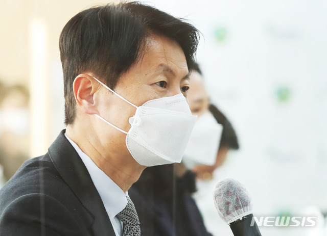 [안양=뉴시스] 김종택기자 = 김강립 식품의약품안전처장이 20일 오후 경기도 안양시 동안구 한국의약품안전관리원에서 신종 코로나바이러스 감염증(코로나19) 치료제·백신 이상사례 관리 체계 보고를 받기에 앞서 인사말을 하고 있다. 2021.01.20.jtk@newsis.com