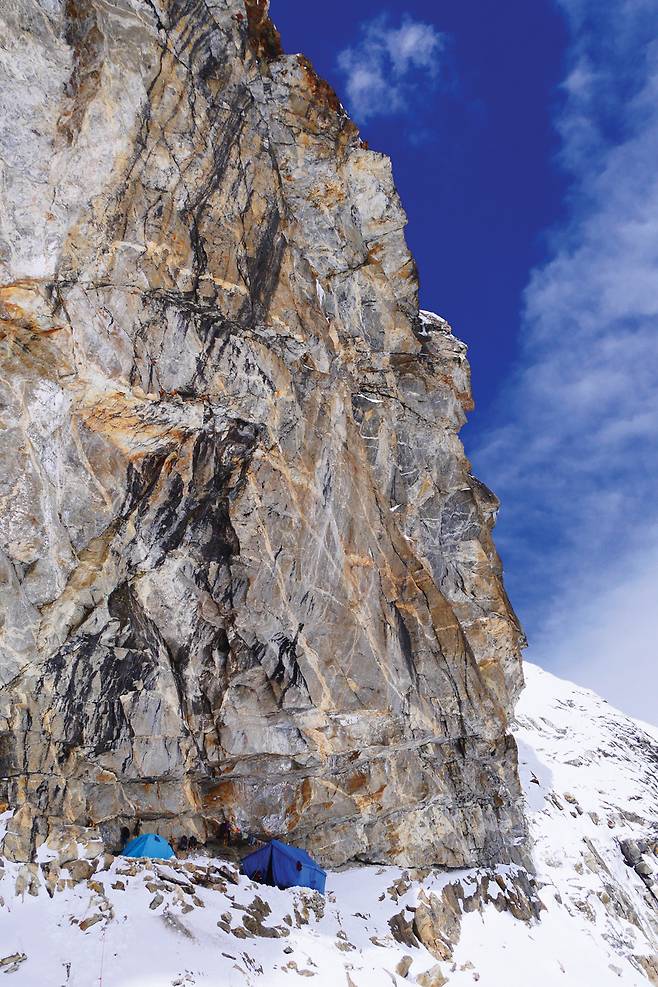 네팔 타시랍차라(5,755m) 아래 절벽에서의 야영. 정상까지 갔다가 폭설로 넘지 못하고, 아래에서 대기한 후 다음날 다시 넘었다. 이때 사용한 텐트는 소위 말하는 짝퉁이다. 현지 여행사에서 제공한 텐트인데, 지퍼가 매끄럽게 열고 닫히지 않아 조금 불편했다.