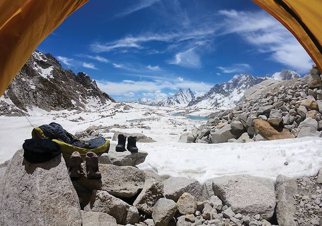 파키스탄 비아포빙하 마르포고로(4,410m)에서의 야영. 마인들 중등산화와 야크털 양말, 침낭을 말리고 있다. 침낭은 마모트 콜멤브레인 구스다운 1,064g. 히말라야 트레킹 할 때는 장비를 건조시켜야 다음날 운행이 쾌적하다.