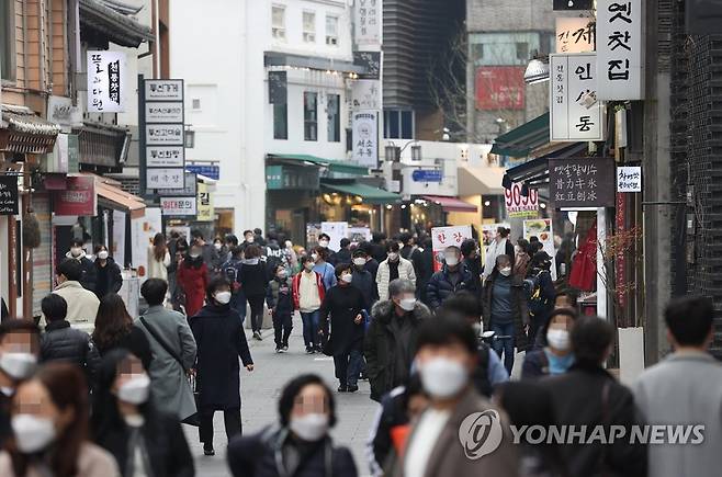 연휴 막바지 즐기는 시민들 (서울=연합뉴스) 이지은 기자 = 설 연휴 마지막 날인 14일 오후 서울 종로구 인사동거리에서 시민과 외국인들이 연휴를 즐기고 있다. 2021.2.14 jieunlee@yna.co.kr