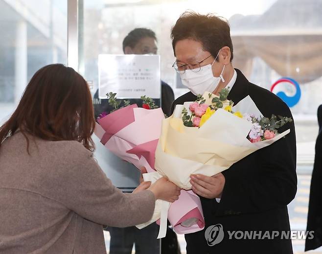 꽃다발 받는 황희 신임 문체부 장관 (세종=연합뉴스) 김주형 기자 = 황희 신임 문화체육관광부 장관이 15일 오후 세종시 정부세종청사에 도착, 마중 나온 직원들에게 꽃다발을 받고 있다. 2021.2.15 kjhpress@yna.co.kr