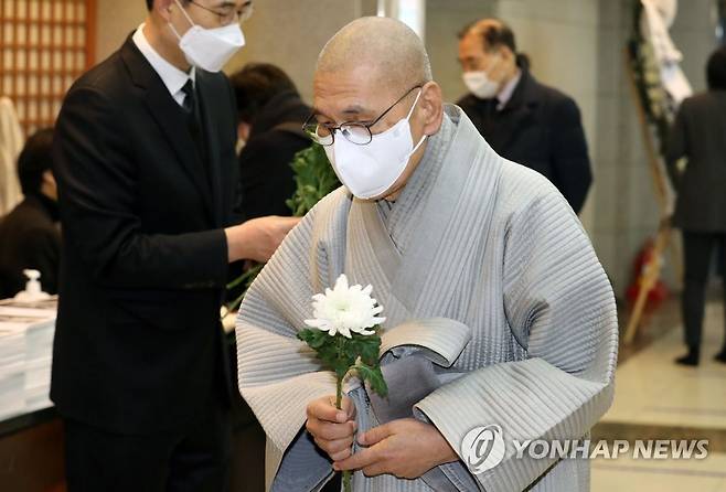 고 백기완 선생 빈소 찾은 지선 스님 (서울=연합뉴스) 서명곤 기자 = 민주화운동기념사업회 이사장 지선 스님이 15일 오후 서울 종로구 서울대병원 장례식장에 마련된 고(故) 백기완 통일문제연구소장 빈소를 찾아 조문하기 위해 들어서고 있다. 2021.2.15 seephoto@yna.co.kr