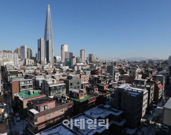 [이데일리 방인권 기자] 서울 송파구 잠실동 지하철 9호선 석촌고분역 인근 빌라 밀집지역의 모습.