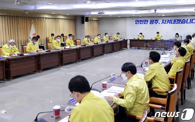 이용섭 광주시장이 시청 중회의실에서 화요 간부회의를 주재하고 있다.(광주시 제공)2021.1.26/뉴스1 © News1