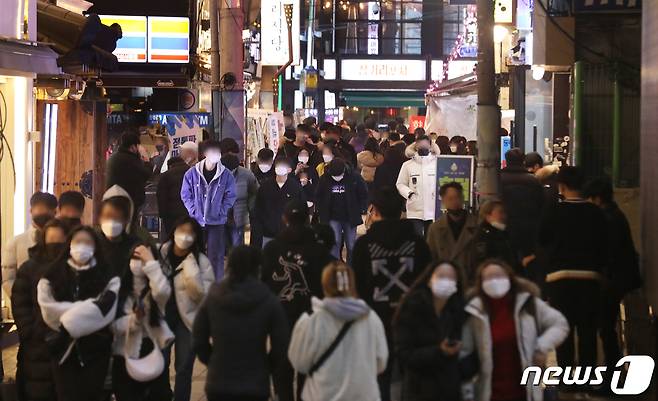 거리두기가 1.5단계로 완화된 15일 오후 부산 부산진구 서면 술집거리 일대가 시민들로 북적이고 있다. 2021.2.15/뉴스1 © News1 여주연 기자