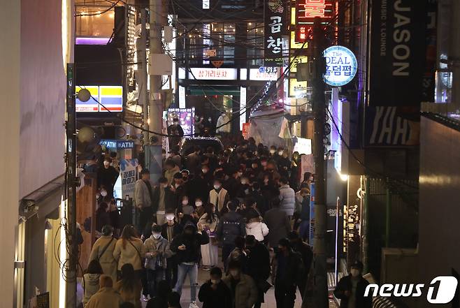 거리두기가 1.5단계로 완화된 15일 오후 부산 부산진구 서면 술집거리 일대가 시민들로 북적이고 있다. 2021.2.15/뉴스1 © News1 여주연 기자