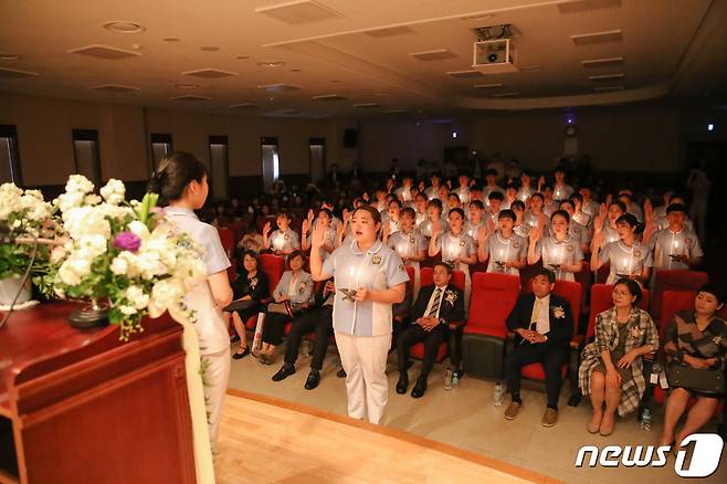 군산대학교 간호학과 학생들이 나이팅게일 선서식을 갖고 있다.© 뉴스1