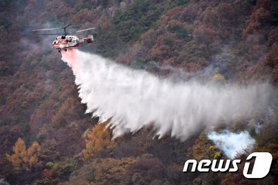 산림청이 2021년 최초로 산불지연제(리타던트)를 사용한 산림청 헬기를 투입시켜 진화했다. 사진은 소방헬기인 카모프 물 투하 모습 자료 사진.© 뉴스1