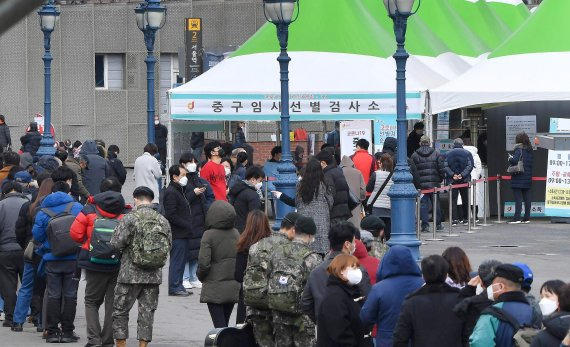 코로나19 신규 확진자가 344명 발생한 15일 서울역 광장에 마련된 임시선별진료소를 찾은 시민들이 검사를 받기 위해 줄을 서고 있다. /사진=김범석 기자