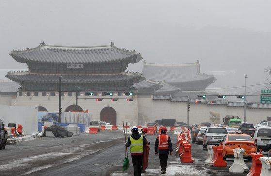 16일 오전 눈 내리는 서울 세종대로 광화문광장에서 환경미화 관계자들이 제설작업을 준비하고 있다. 연합뉴스