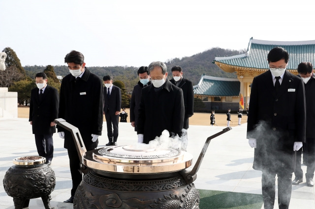 김한영(가운데) 신임 국가철도공단 이사장이 16일 취임식을 갖고 국립대전현충원에 방문해 참배를 하고있다. 국가철도공단 제공