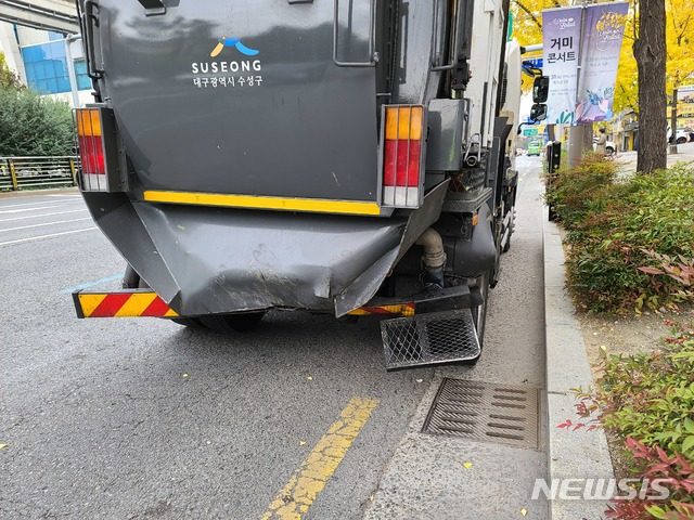 [대구=뉴시스]김정화 기자 = 6일 오전 3시43분께 수성구 수성구민운동장역 인근 도로에서 BMW 차량이 음식물 쓰레기 수거차를 추돌해 환경미화원 1명이 숨졌다. 2020.11.06. jungk@newsis.com