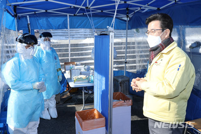 [대전=뉴시스]조명휘 기자 = 허태정 대전시장이 8일 한밭체육관 주차장에 마련된 임시선별진료소를 찾아 한파속에 비상근무중인 근무자들을 격려하고 있다. (사진= 대전시 제공). 2021.01.08. photo@newsis.com