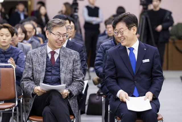 이재명 경기도지사와 이한주 경기연구원장. *재판매 및 DB 금지