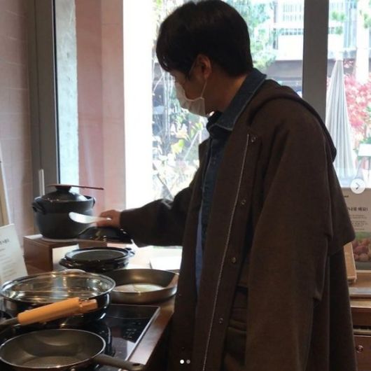 Actor Jang Keun-suk reveals ordinary routineJang Keun-suk posted a picture on his SNS on the afternoon of the 16th without any comment.The photo shows a picture of Jang Keun-suk in a bowl shooting.Jang Keun-suk is seen concentrating on Shopping as he opens the lid of a potJang Keun-suk, who enjoys shooting in everyday life, is impressive. He is getting a hot response from communicating with his fans in his usual manner.Jang Keun-suk met with fans through an overseas fan meeting after the whole of last year.Jang Keun-suk SNS