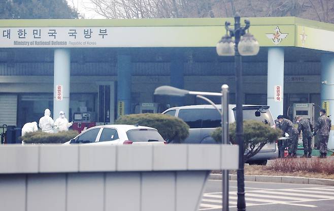 합동참모본부에서 처음으로 코로나19 확진자가 발생한 16일 오전, 용산구 국방부 영내에서 드라이브스루 형식으로 코로나19 검사가 실시되고 있다. ⓒ연합뉴스