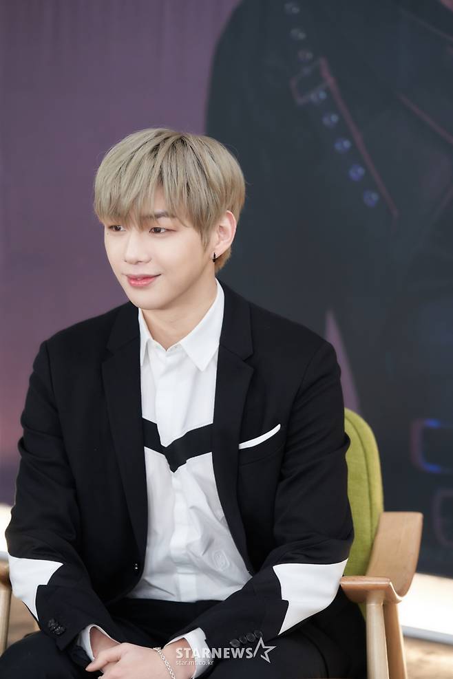 강다니엘 '완벽한 턱선'[★포토]